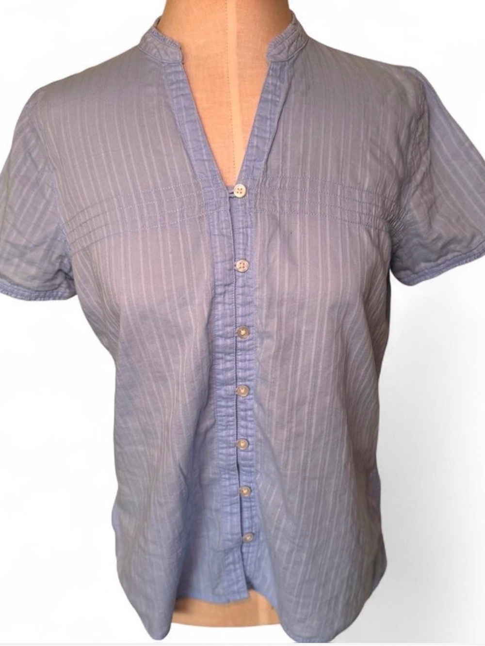 Fitted Short-Sleeve Band-Collar Button Shirt in Light Blue stripes